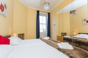 Apartment (2 Bedrooms) | 2 Schlafzimmer, Bügeleisen/Bügelbrett, kostenloses WLAN, Bettwäsche