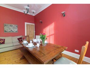 Apartment (2 Bedrooms) | Essbereich im Zimmer