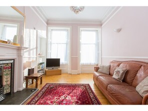 Apartment (2 Bedrooms) | Wohnbereich | Fernseher