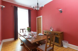 Apartment (2 Bedrooms) | In-room dining - Beautiful Georgian Flat in Edinburgh - Sleeps 4 (Edinburgh)