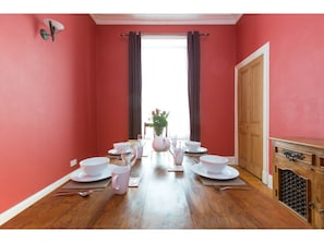 Apartment (2 Bedrooms) | Essbereich im Zimmer