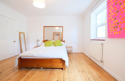 Beautiful, Bright and Spacious Flat for 4