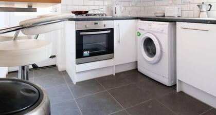Beautiful, Bright and Spacious Flat for 4