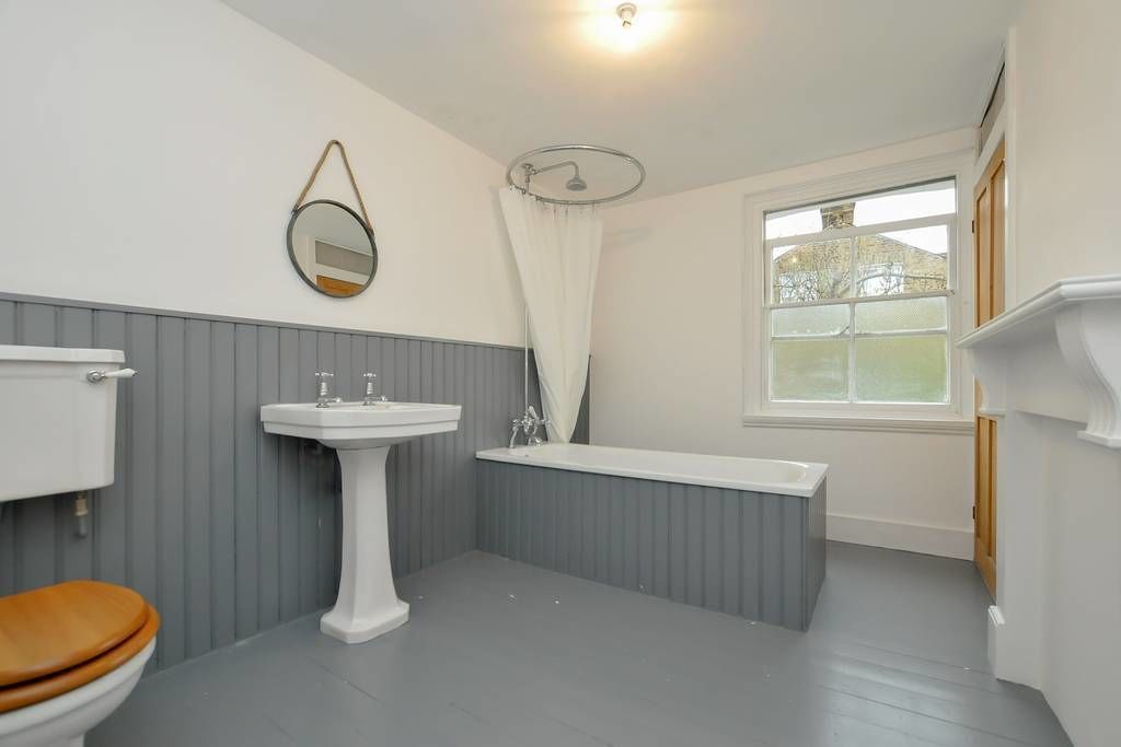 Separate tub and shower, free toiletries, towels