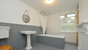 Bathroom - Beautiful Victorian House in the Heart of Dalston (London)