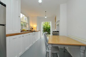 Full-size fridge, coffee/tea maker, cookware/dishes/utensils - Beautiful Victorian House in the Heart of Dalston (London)