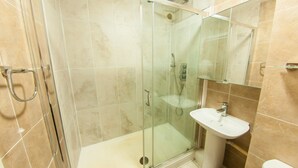 Apartment (1 Bedroom) | Bathroom - Bright and Spacious Flat Near Borough (London)