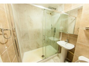 Apartment (1 Bedroom) | Bathroom | Free toiletries, hair dryer, towels - Bright and Spacious Flat Near Borough (London)