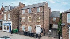 Unclassified image, 4 of 10, button - Bright & Modern, 1 Bedroom Apartment for up to 4 (York)