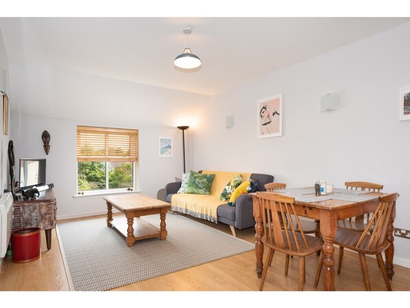 40-inch TV with digital channels - Bright & Modern, 1 Bedroom Apartment for up to 4 (York)