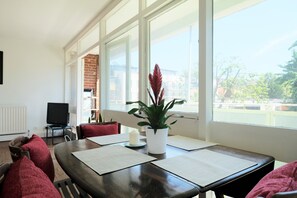 In-room dining - Bright and Spacious 2 Bed Apartment - Sleeps 4 (London)