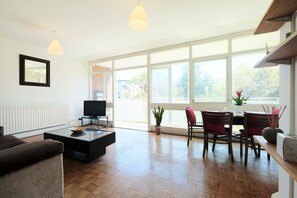 Living area - Bright and Spacious 2 Bed Apartment - Sleeps 4 (London)