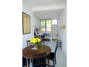 Apartment (1 Bedroom) | In-room dining