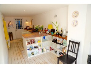 Leilighet (1 Bedroom) | 1 soverom, skrivebord, strykejern/-brett og wi-fi (inkludert)