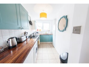 Refrigerador con freezer, microondas, lavavajillas, cafetera/tetera