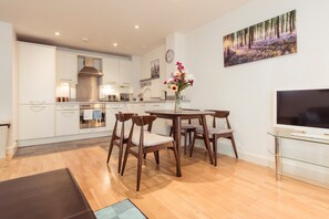 In-room dining - Bright, Roomy 2BR Flat for 6 Near Central Bristol (Bristol)