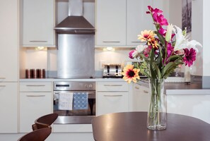 In-room dining - Bright, Roomy 2BR Flat for 6 Near Central Bristol (Bristol)