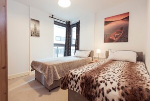 2 bedrooms, iron/ironing board, free WiFi - Bright, Roomy 2BR Flat for 6 Near Central Bristol (Bristol)