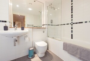 Bathtub, free toiletries - Bright, Roomy 2BR Flat for 6 Near Central Bristol (Bristol)