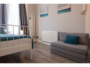 Iron/ironing board, free WiFi, bed sheets - Bright and Cosy Studio, in London (London)