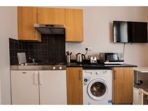 Apartment (0 Bedroom) | Private kitchen | Full-sized fridge, microwave, oven, stovetop - Bright and Cosy Studio, in London (London)