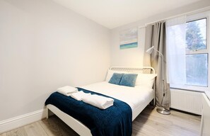 Iron/ironing board, free WiFi, bed sheets - Bright and Cosy Studio, in London (London)