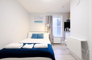 Iron/ironing board, free WiFi, bed sheets - Bright and Cosy Studio, in London (London)