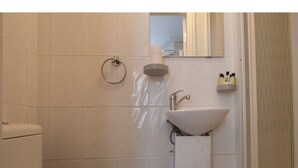 公寓 (0 Bedroom) | 浴室 | 淋浴设施、免费洗浴用品、吹风机、毛巾