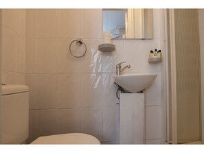 Apartment (0 Bedroom) | Bathroom | Shower, free toiletries, hair dryer, towels - Bright and Cosy Studio, in London (London)