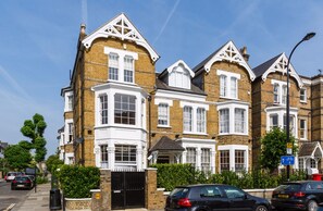 Front of property - Bright, Spacious West Hampstead Flat for 4 (London)