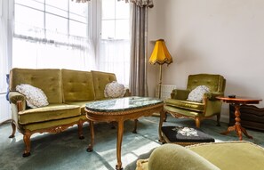 Living area - Bright, Spacious West Hampstead Flat for 4 (London)