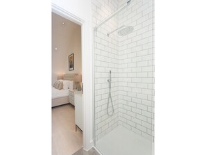 2 bedrooms, iron/ironing board, free WiFi - Bright, Newly Refurbished Townhouse in Bath (Bath)