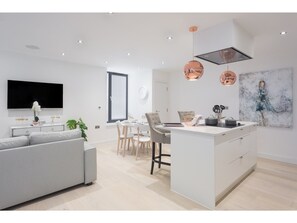 In-room dining - Bright, Newly Refurbished Townhouse in Bath (Bath)