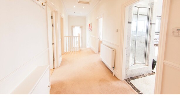Unclassified image, 1 of 28, button - Bright, Airy 2BR Ealing Broadway Flat for 4 (London)