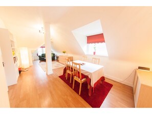 Apartment (2 Bedrooms) | Living area - Bright, Airy 2BR Ealing Broadway Flat for 4 (London)