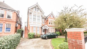Unclassified image, 2 of 28, button - Bright, Airy 2BR Ealing Broadway Flat for 4 (London)