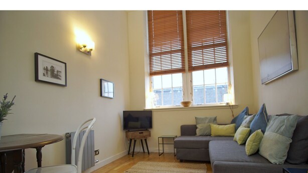 Living area - Bright, Spacious Old Town Flat for 6 (Edinburgh)