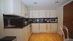 Private kitchen - Bright, Spacious Old Town Flat for 6 (Edinburgh)