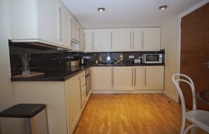 Microwave, coffee/tea maker, cookware/dishes/utensils - Bright, Spacious Old Town Flat for 6 (Edinburgh)