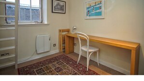Room - Bright, Spacious Old Town Flat for 6 (Edinburgh)