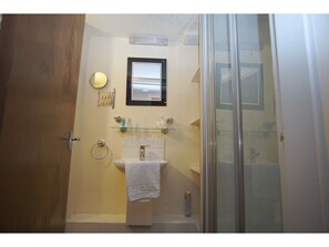 Shower, free toiletries