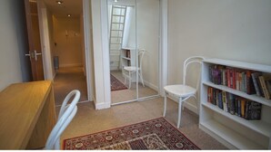Room - Bright, Spacious Old Town Flat for 6 (Edinburgh)