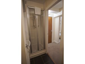 Shower, free toiletries - Bright, Spacious Old Town Flat for 6 (Edinburgh)
