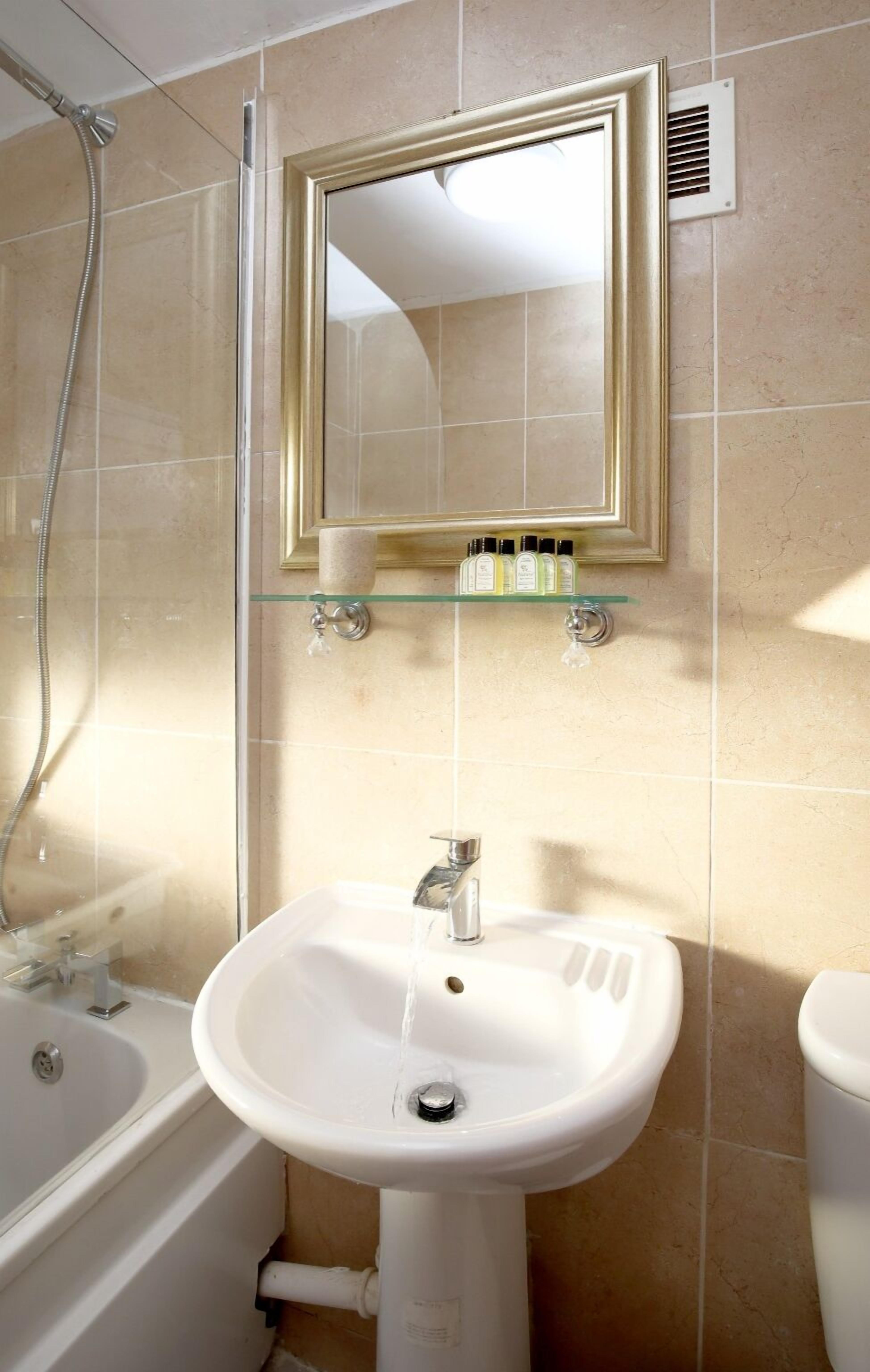 House (3 Bedrooms) | Bathroom | Shower, free toiletries, hair dryer, towels