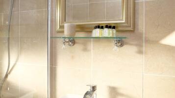 House (3 Bedrooms) | Bathroom | Shower, free toiletries, hair dryer, towels