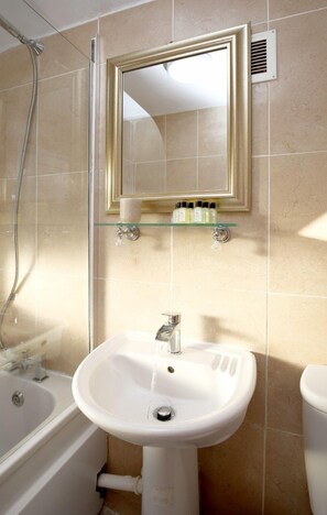 Rumah (3 Bedrooms) | Kamar mandi | Shower, perlengkapan mandi gratis, pengering rambut, dan handuk