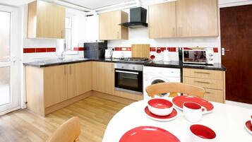 House (3 Bedrooms) | In-room dining