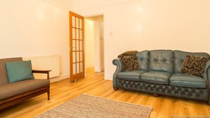 Living area - Bright and Spacious 1 Bedroom Flat With Garden (Brighton)