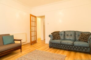 Leilighet (1 Bedroom) | Oppholdsområde | En 40-tommers TV med digitale kanaler