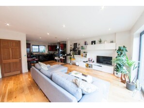 Living area - Bright, Spacious 3BR Home for 5 in The Lane (London)